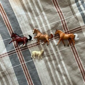 Breyer Stablemates  Set 3 Horses and 1-Sheep